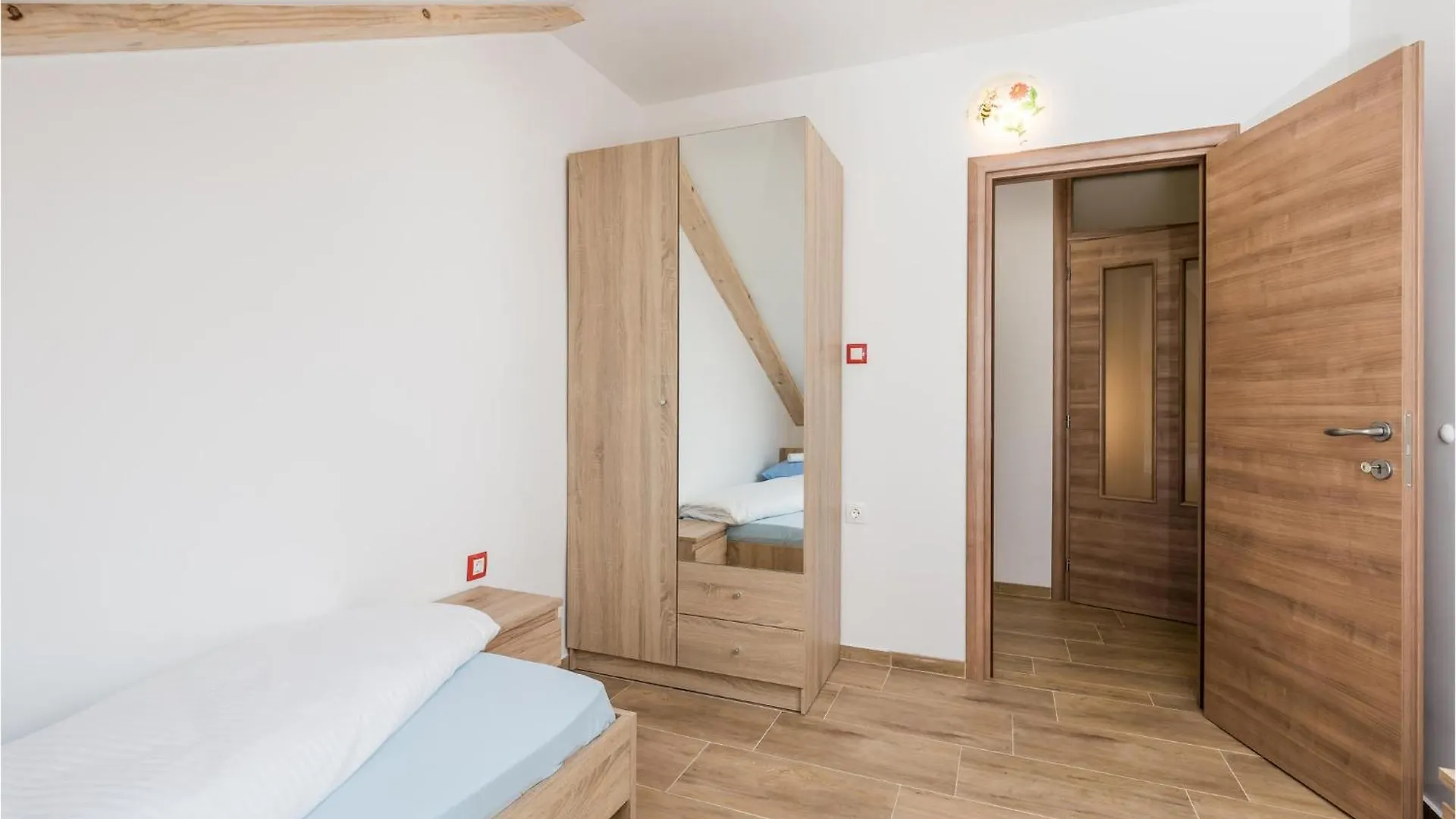 5 Bedroom Lovely Apartment In Viskovo