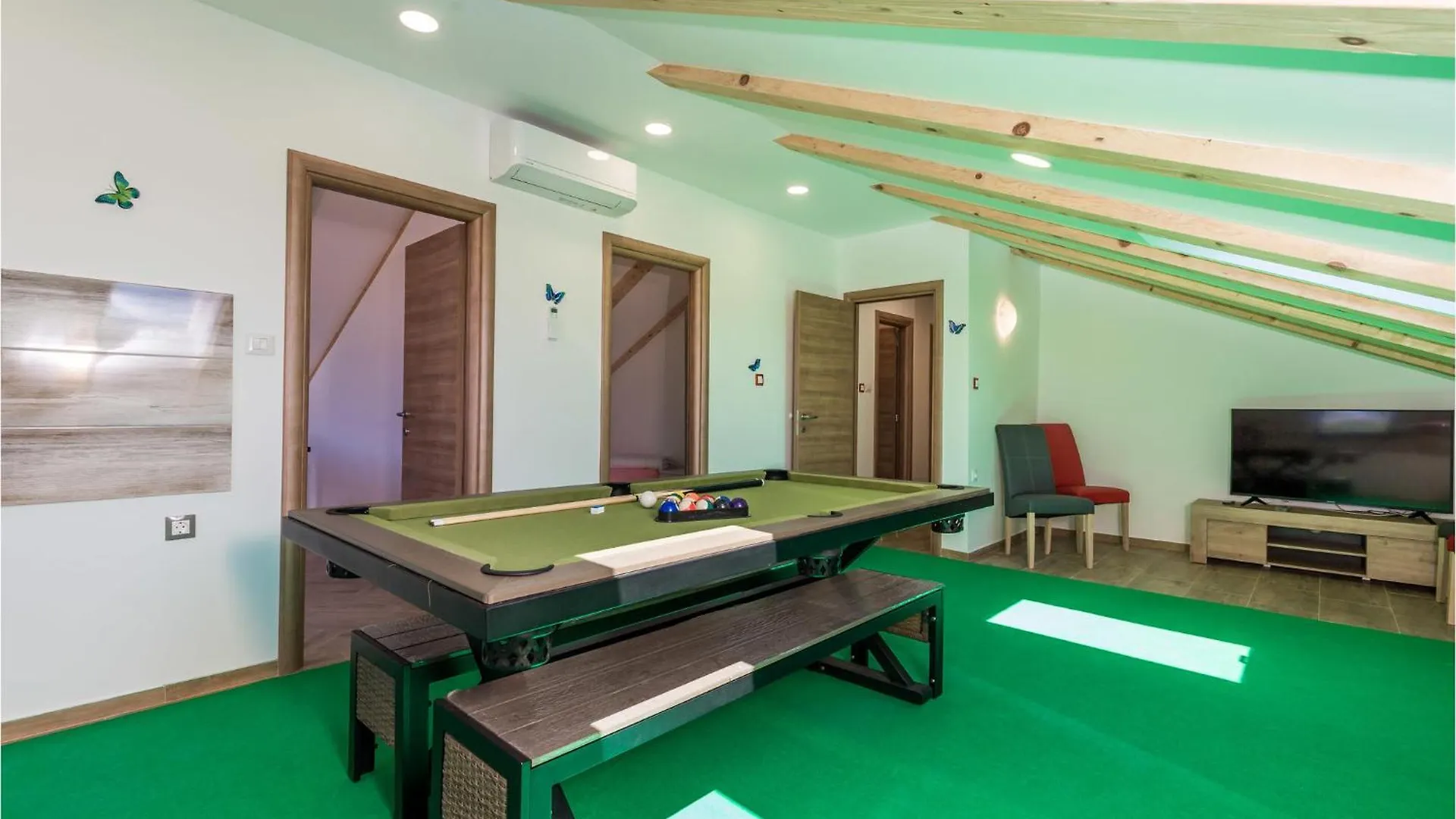 5 Bedroom Lovely Apartment In Viskovo