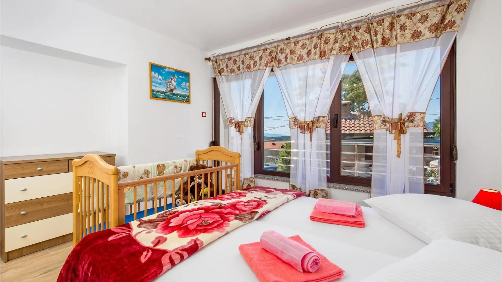 5 Bedroom Lovely Apartment In Viskovo