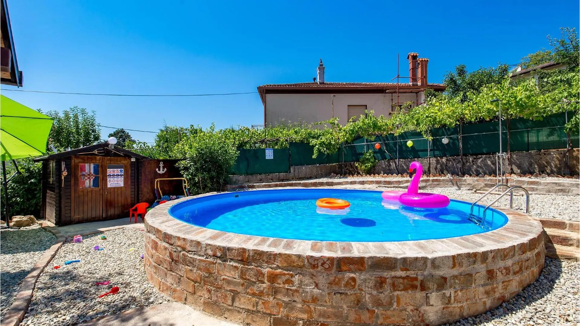 5 Bedroom Lovely Apartment In Viskovo