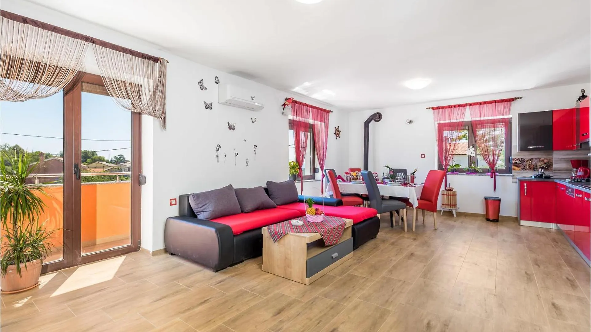 5 Bedroom Lovely Apartment In Viskovo