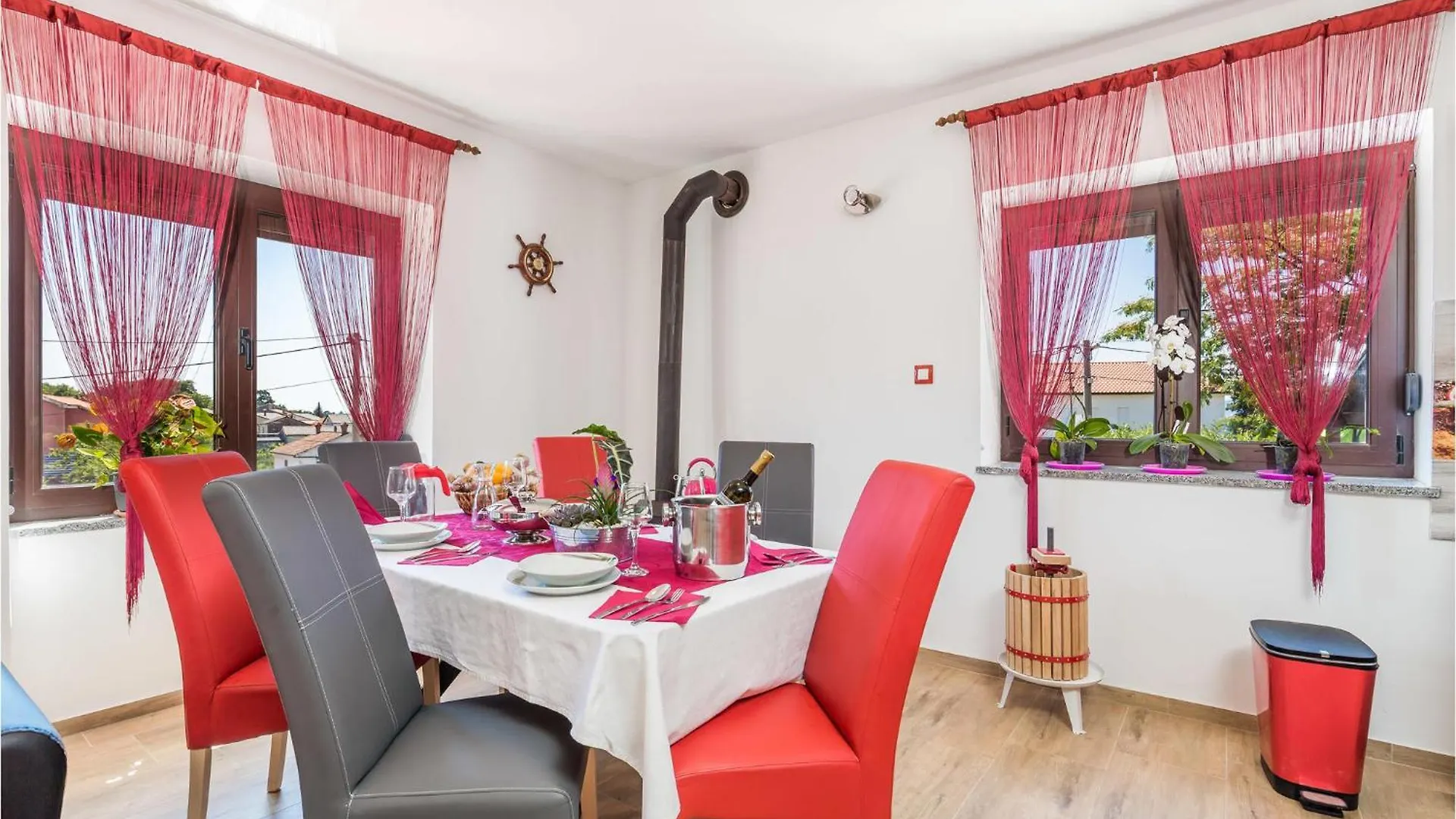 5 Bedroom Lovely Apartment In Viskovo