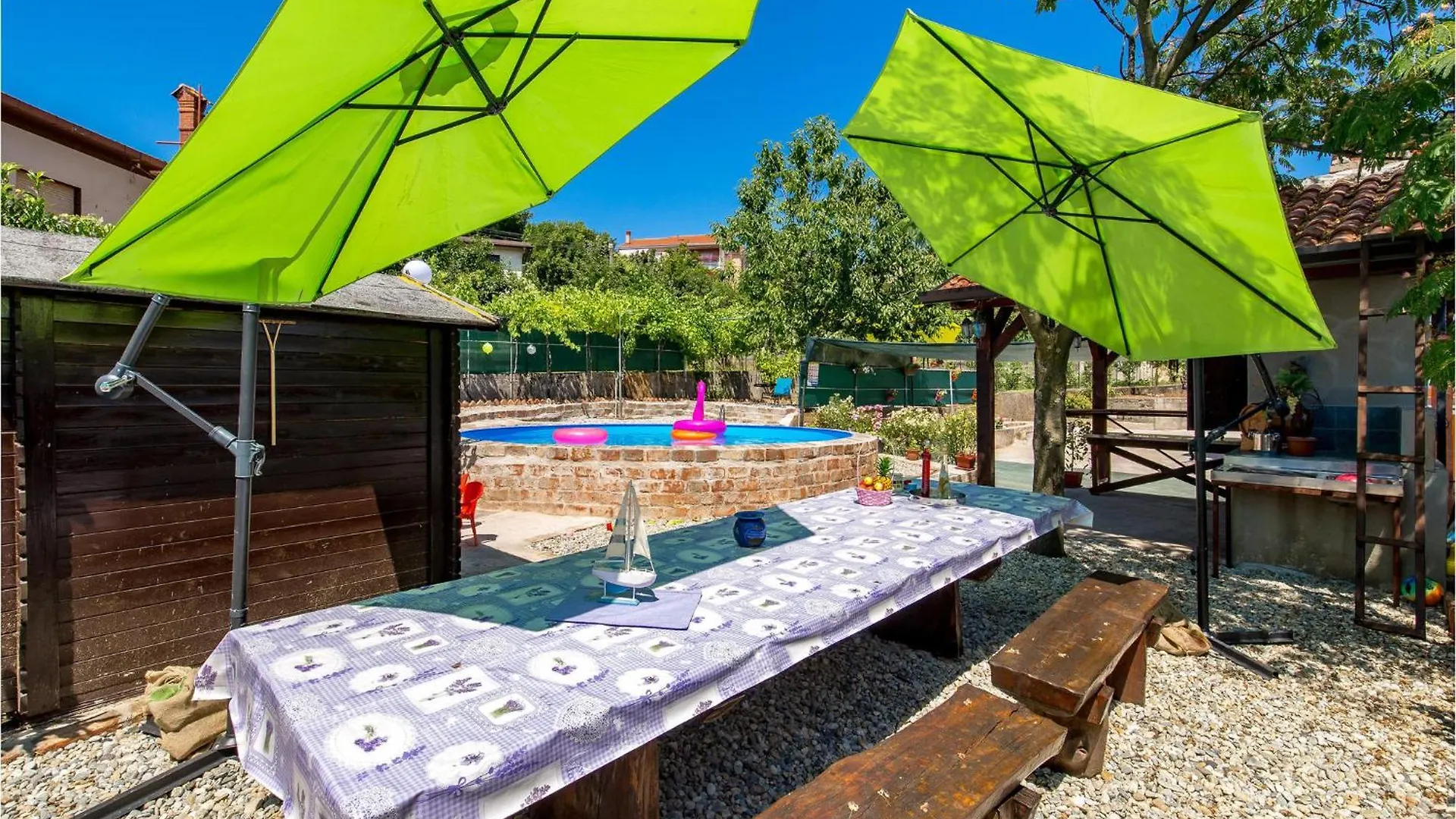 5 Bedroom Lovely Apartment In Viskovo