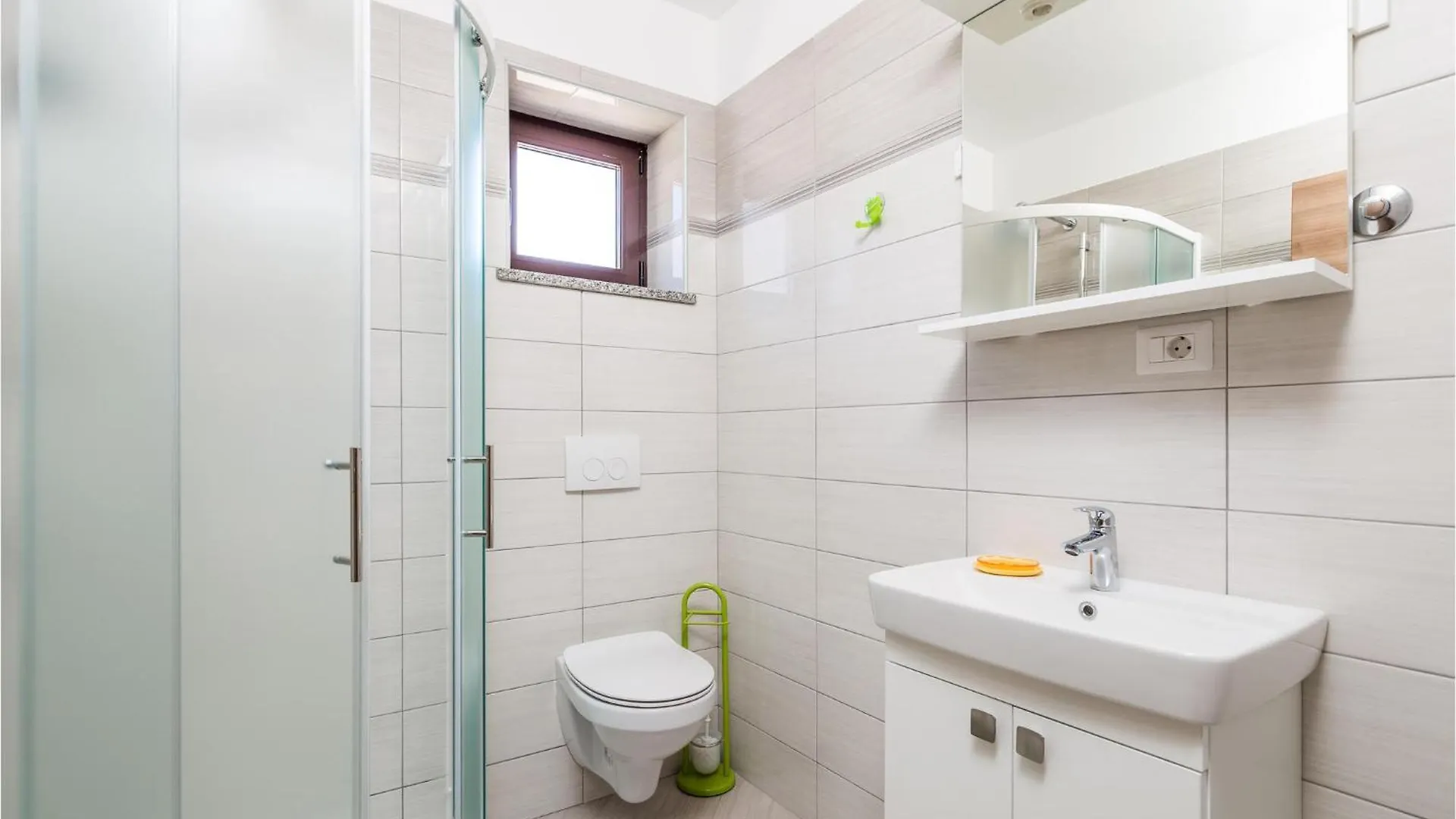 5 Bedroom Lovely Apartment In Viskovo