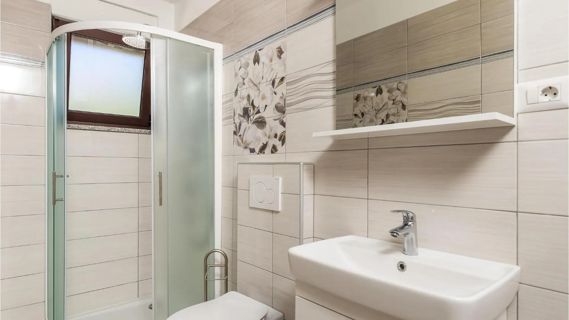 5 Bedroom Lovely Apartment In Viskovo 0*,