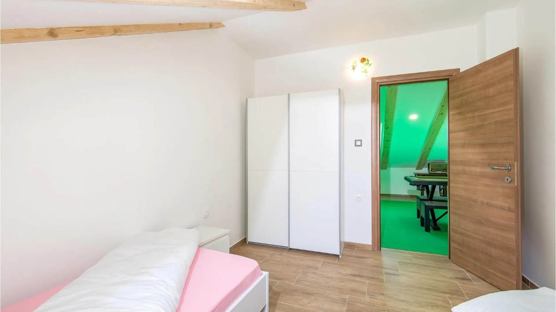 5 Bedroom Lovely Apartment In Viskovo