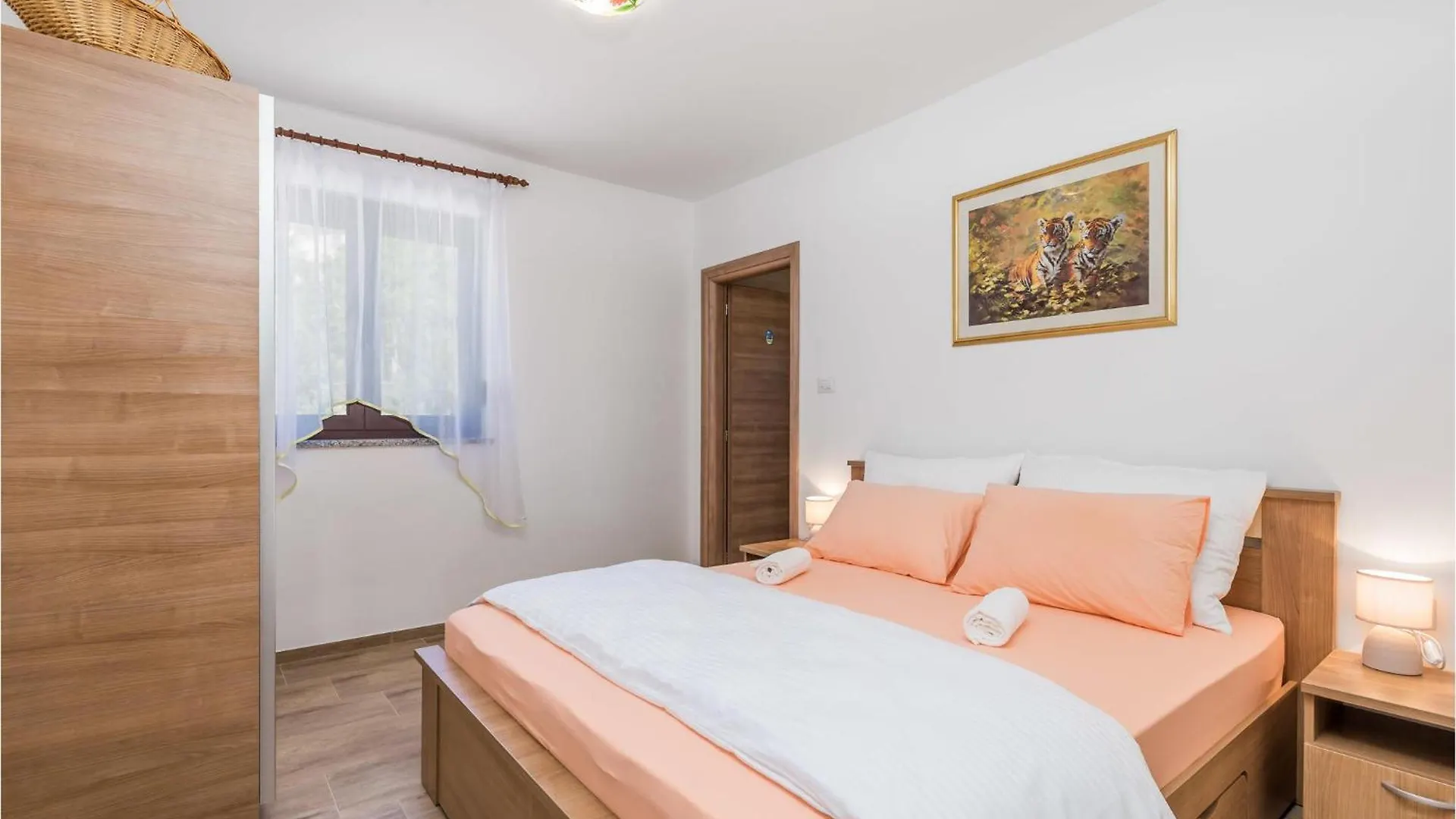 5 Bedroom Lovely Apartment In Viskovo 0*,