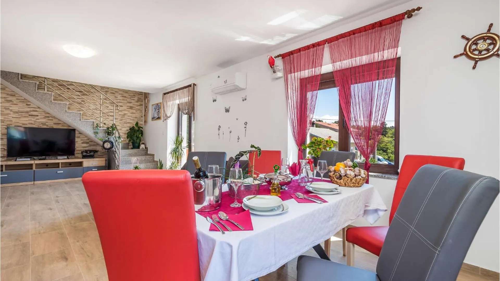 5 Bedroom Lovely Apartment In Viskovo