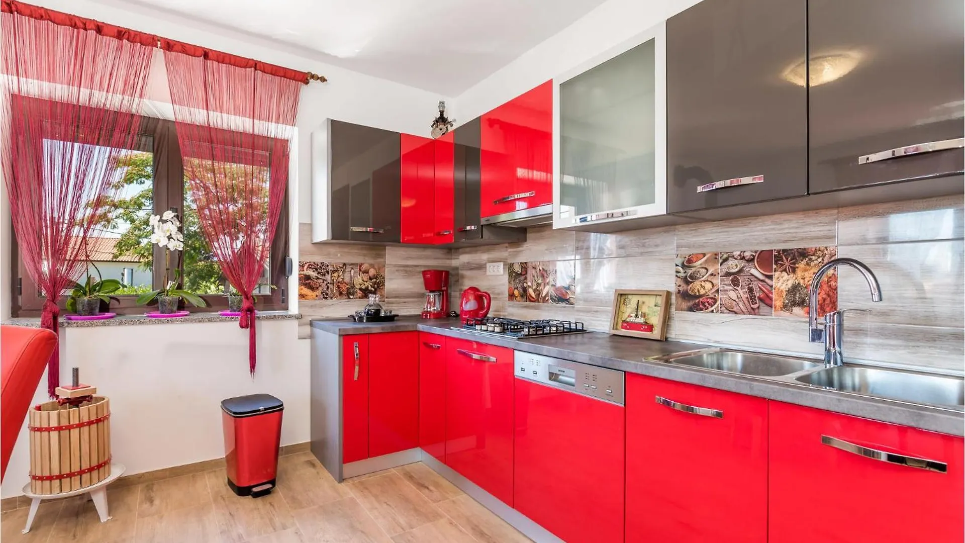 5 Bedroom Lovely Apartment In Viskovo